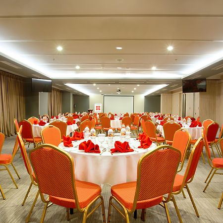 Ibis Surabaya City Center Exteriör bild