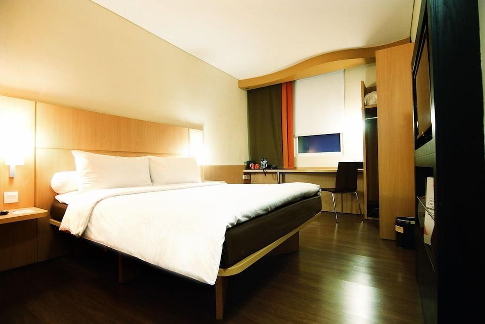 Ibis Surabaya City Center Exteriör bild