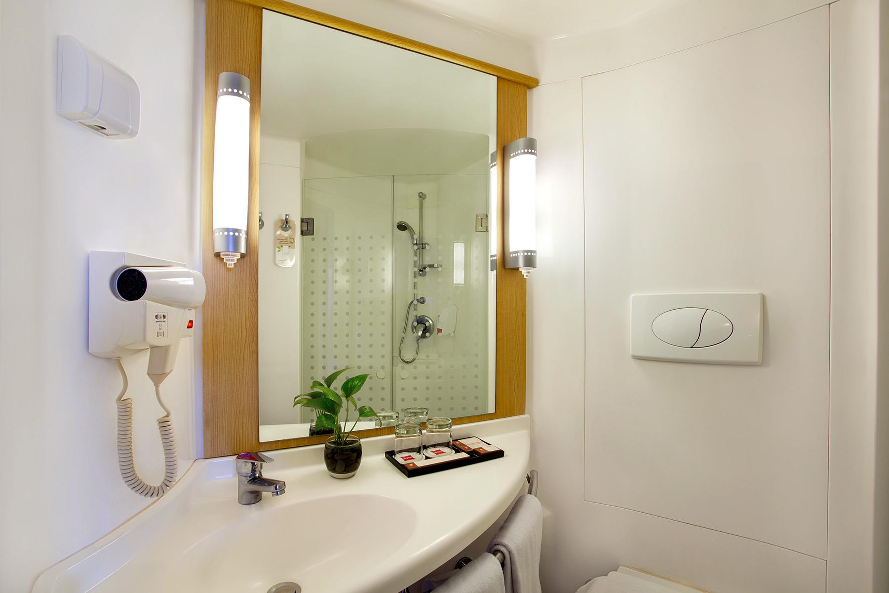 Ibis Surabaya City Center Exteriör bild