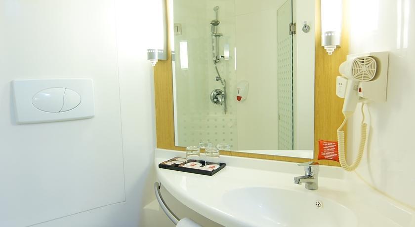 Ibis Surabaya City Center Exteriör bild