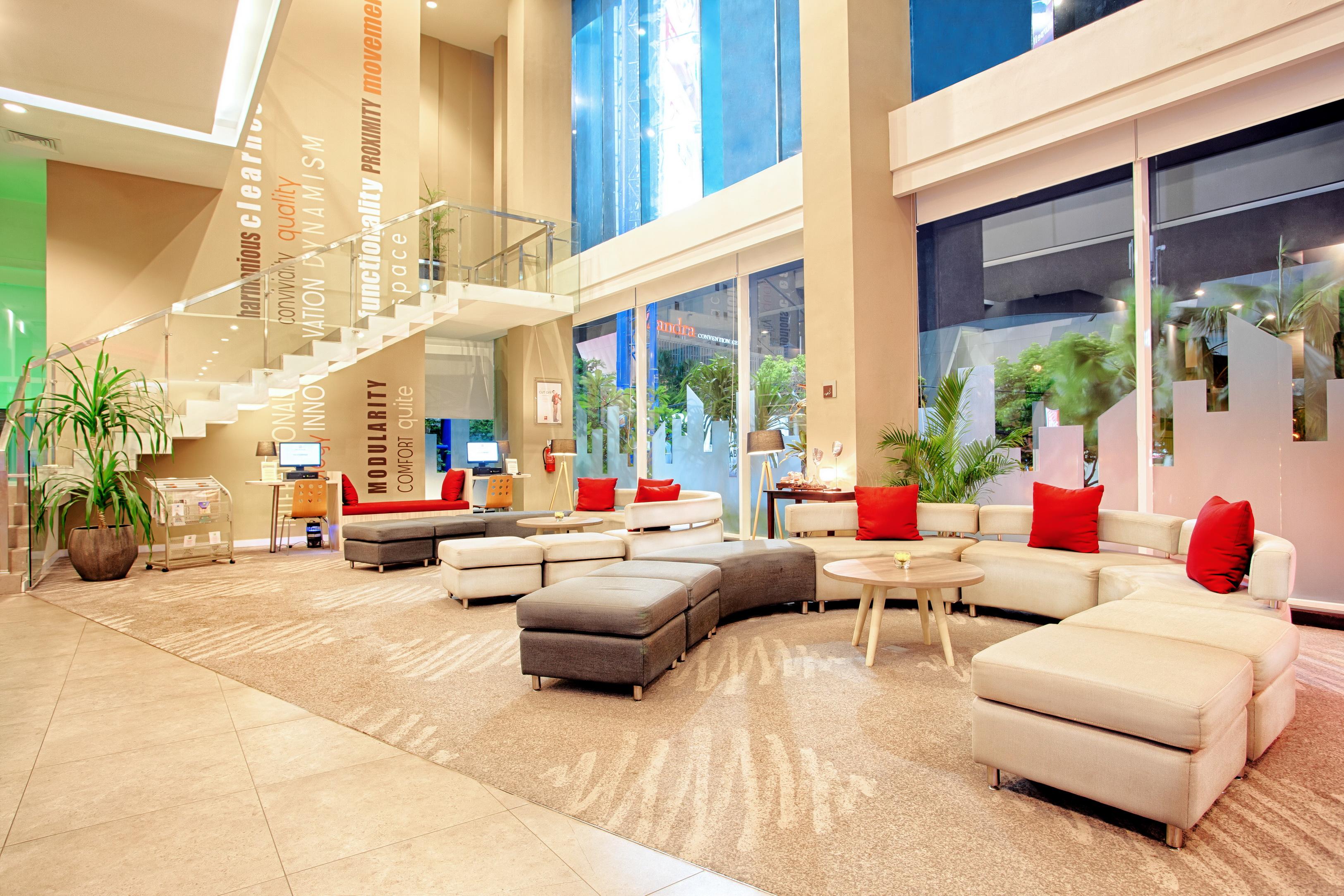 Ibis Surabaya City Center Exteriör bild