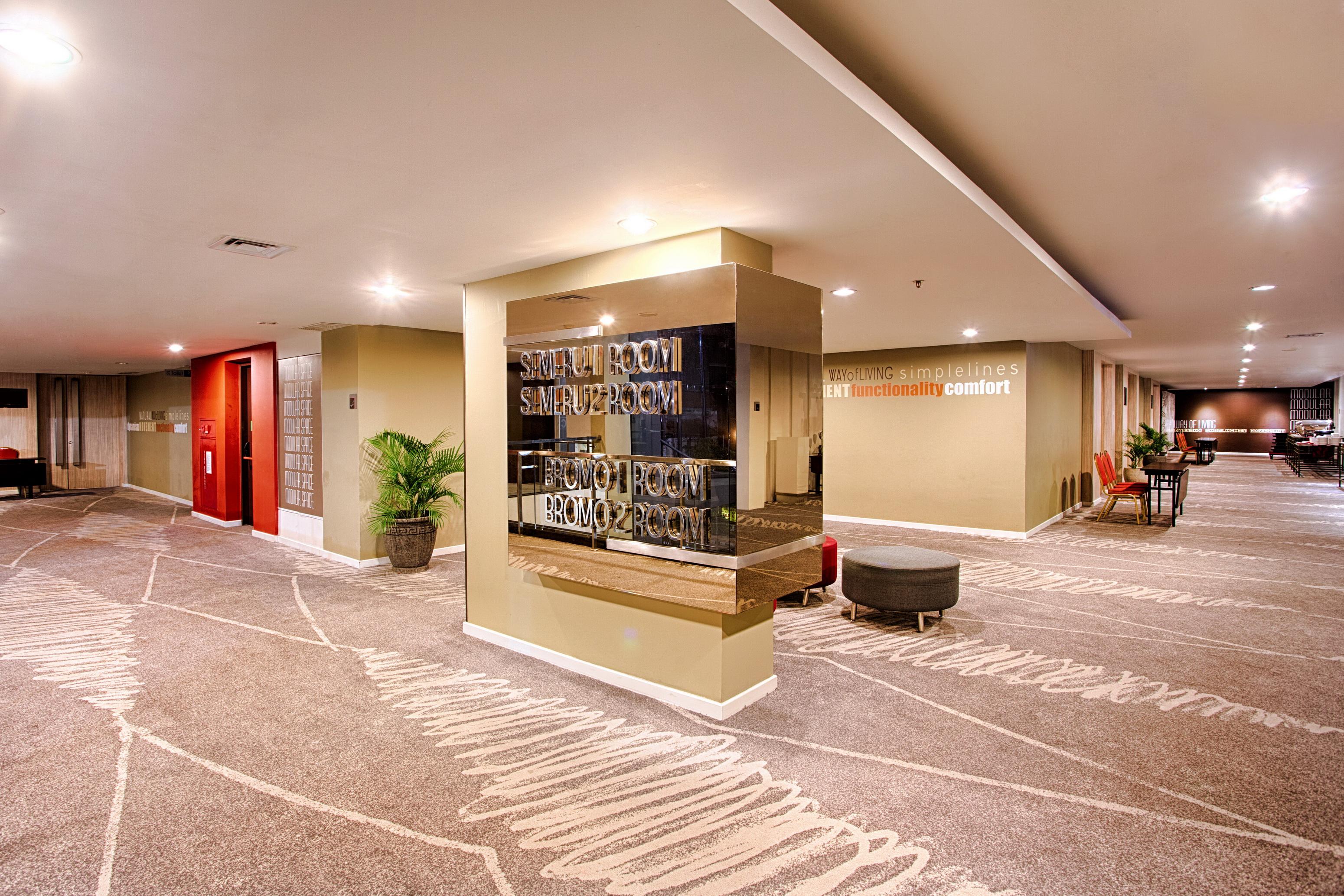 Ibis Surabaya City Center Exteriör bild