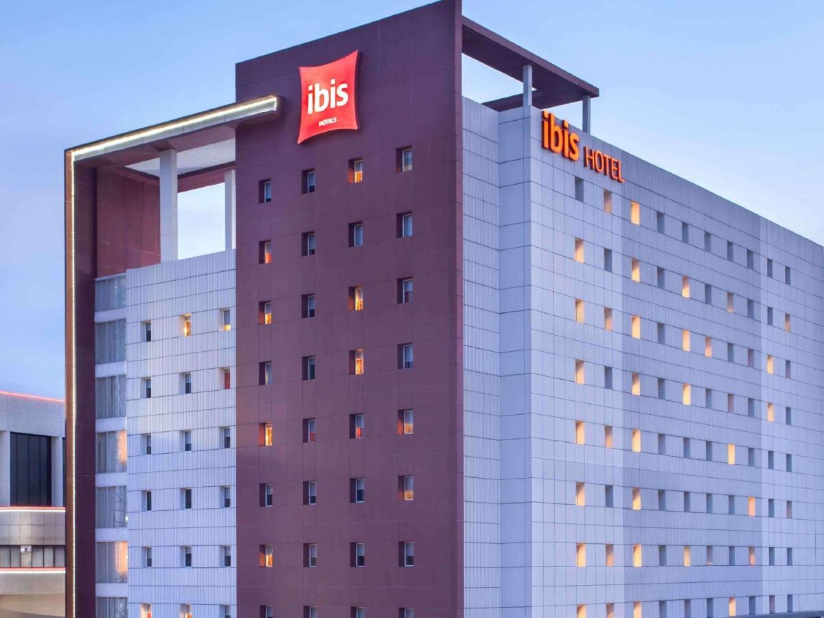 Ibis Surabaya City Center Exteriör bild