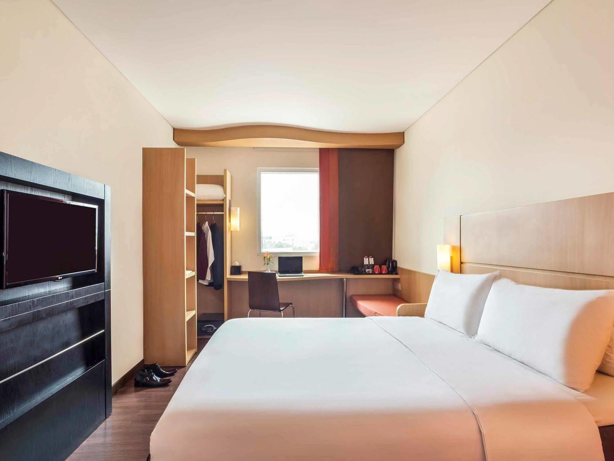 Ibis Surabaya City Center Exteriör bild