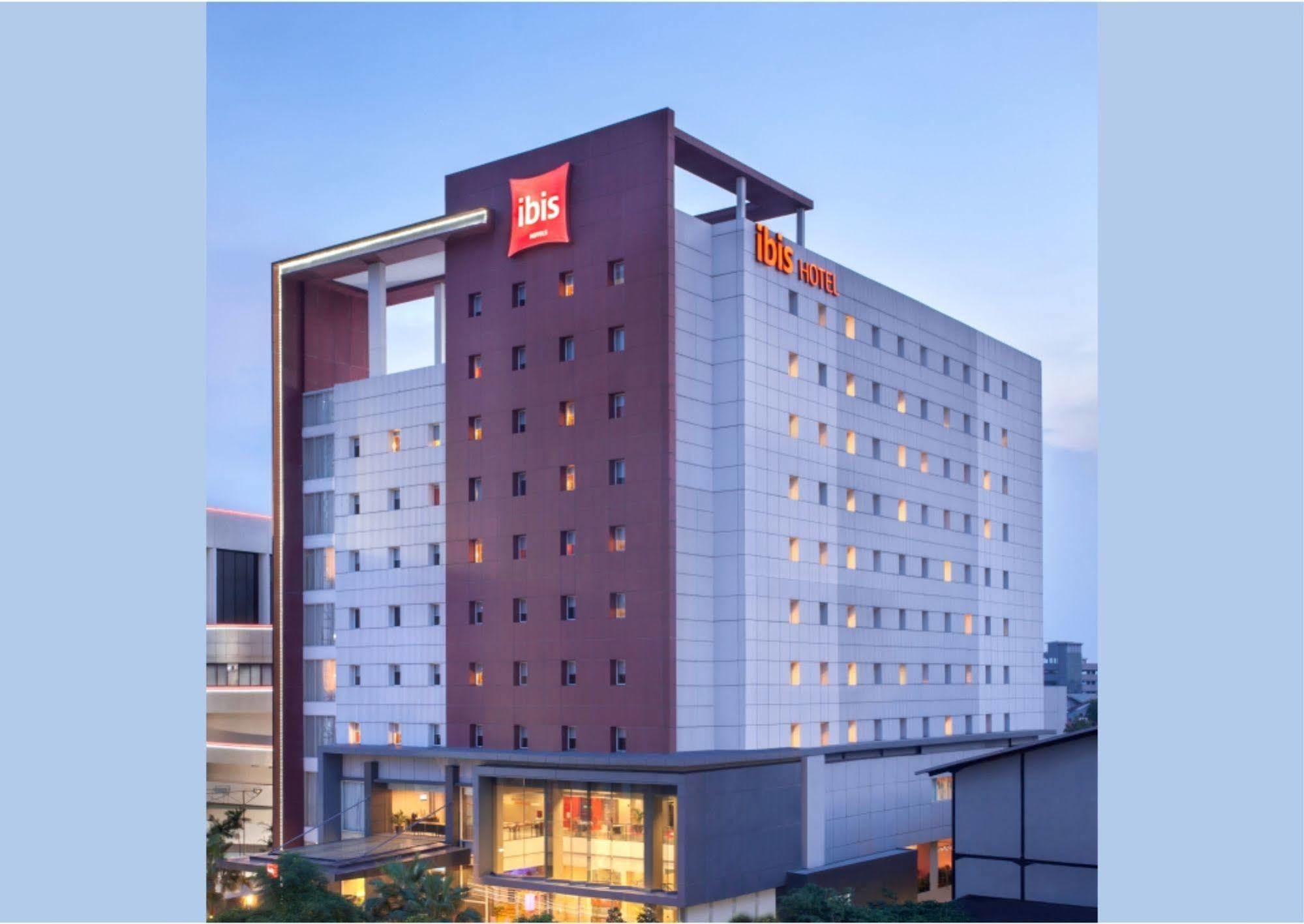 Ibis Surabaya City Center Exteriör bild