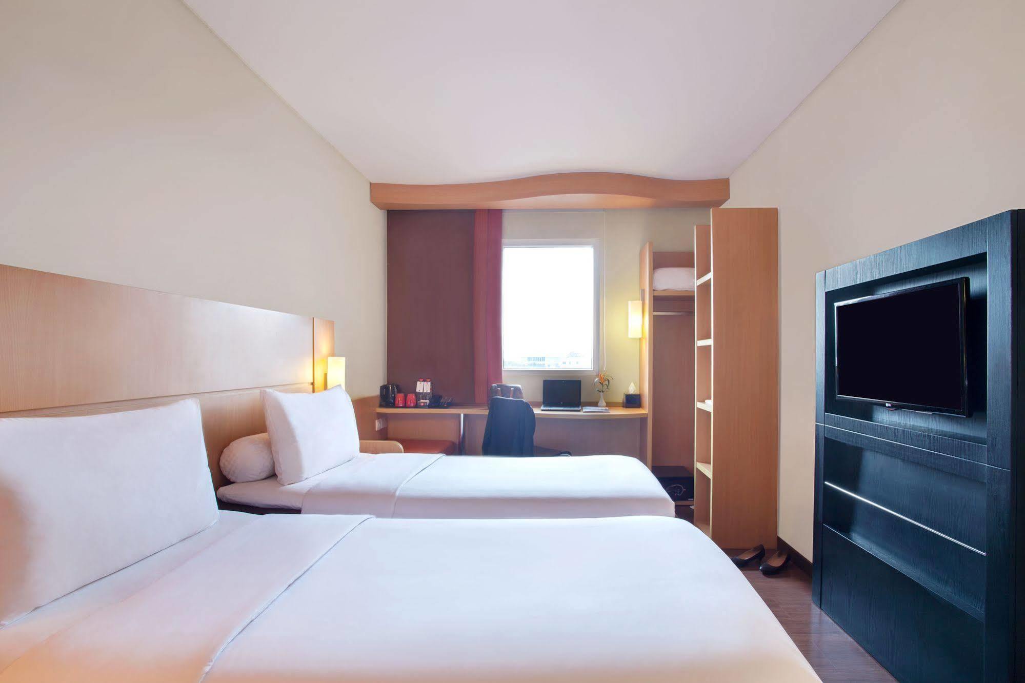 Ibis Surabaya City Center Exteriör bild
