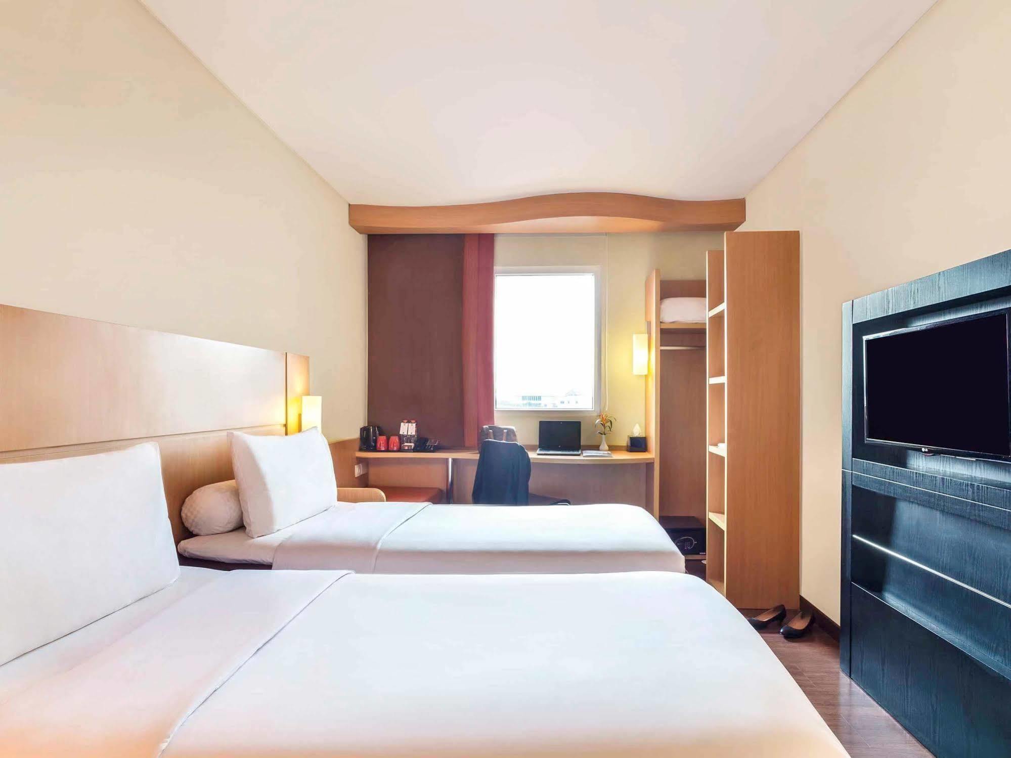 Ibis Surabaya City Center Exteriör bild