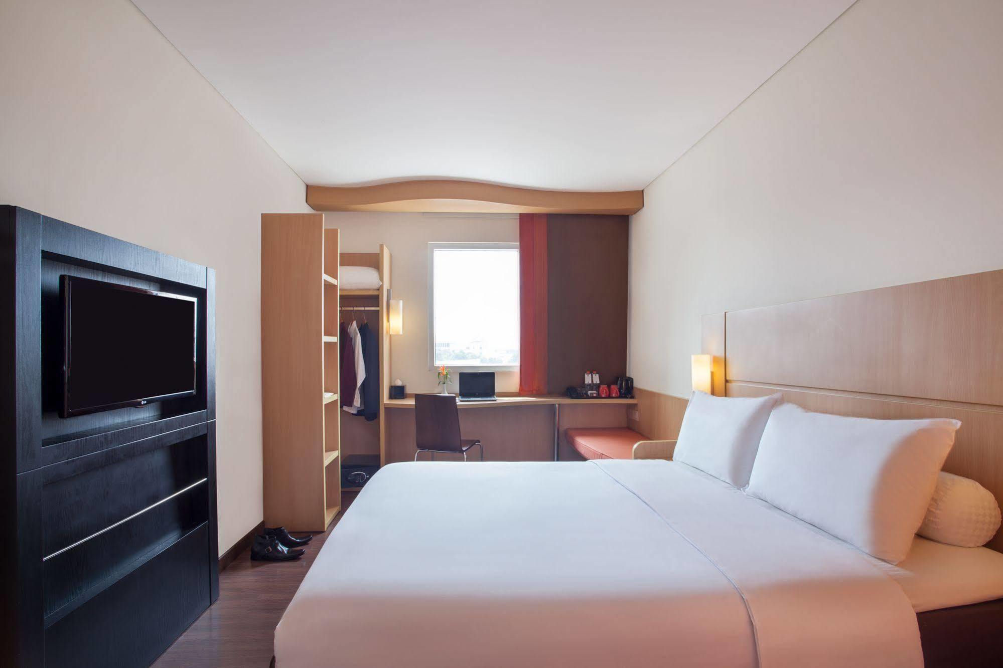 Ibis Surabaya City Center Exteriör bild
