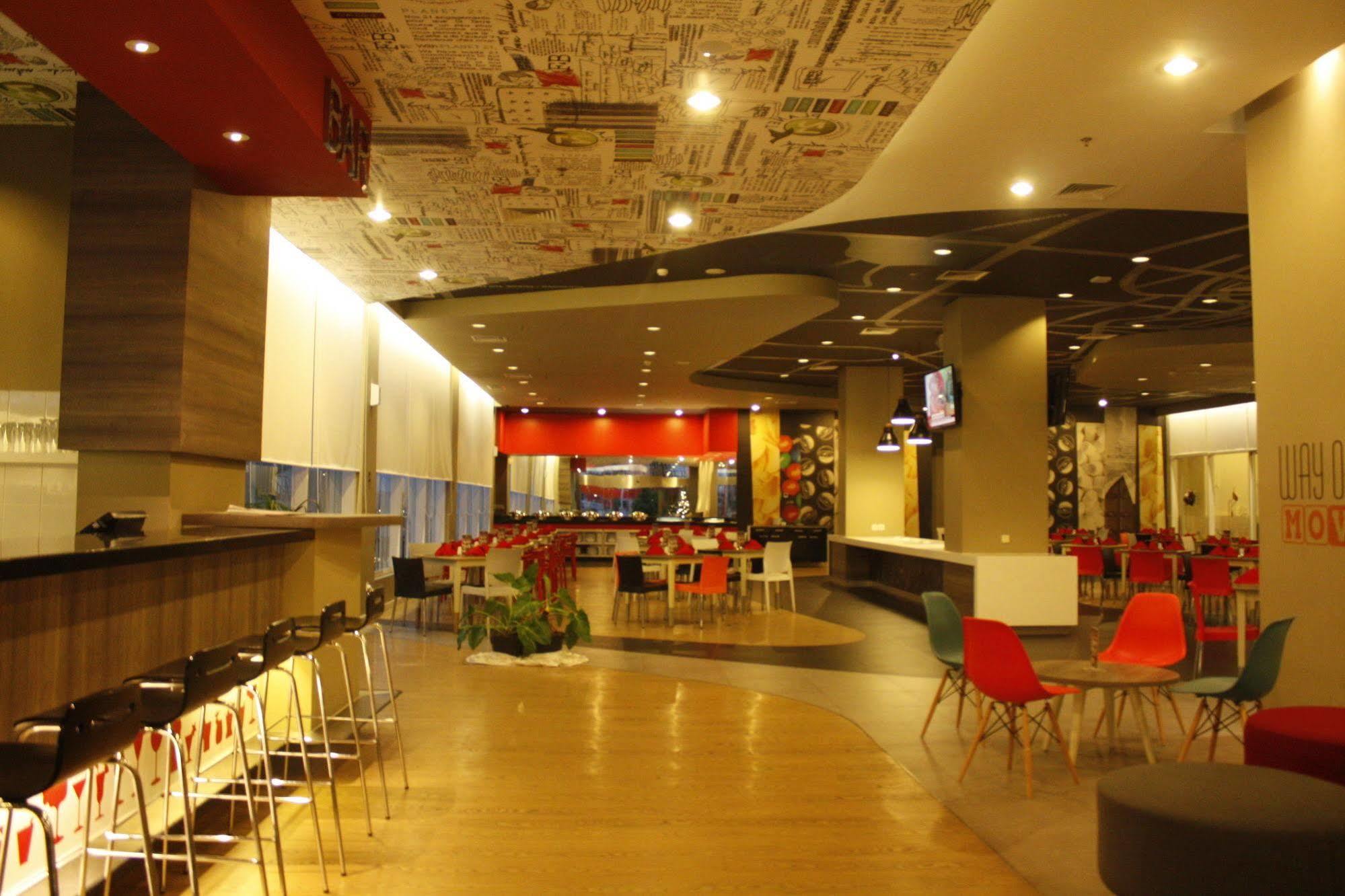 Ibis Surabaya City Center Exteriör bild